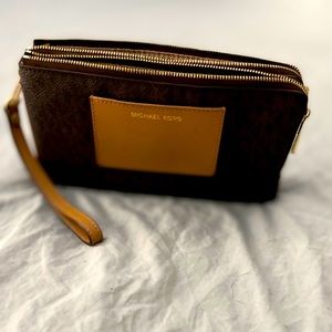 Beautiful 2 part wristlet Wallet lightly worn.